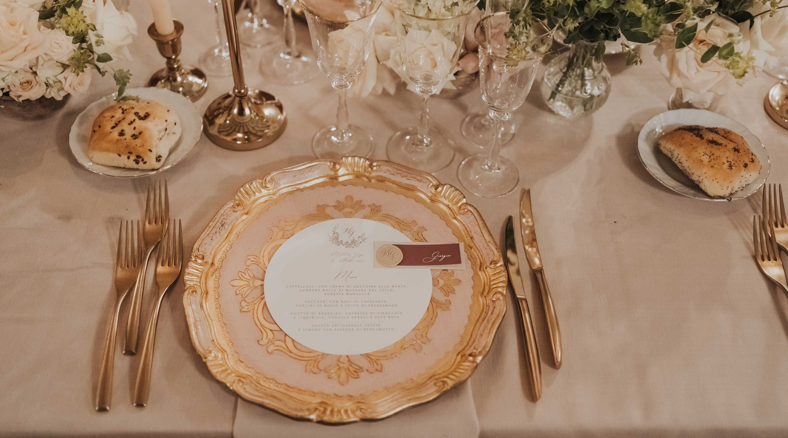Il dettaglio di un piatto di un matrimonio vintage a Venezia