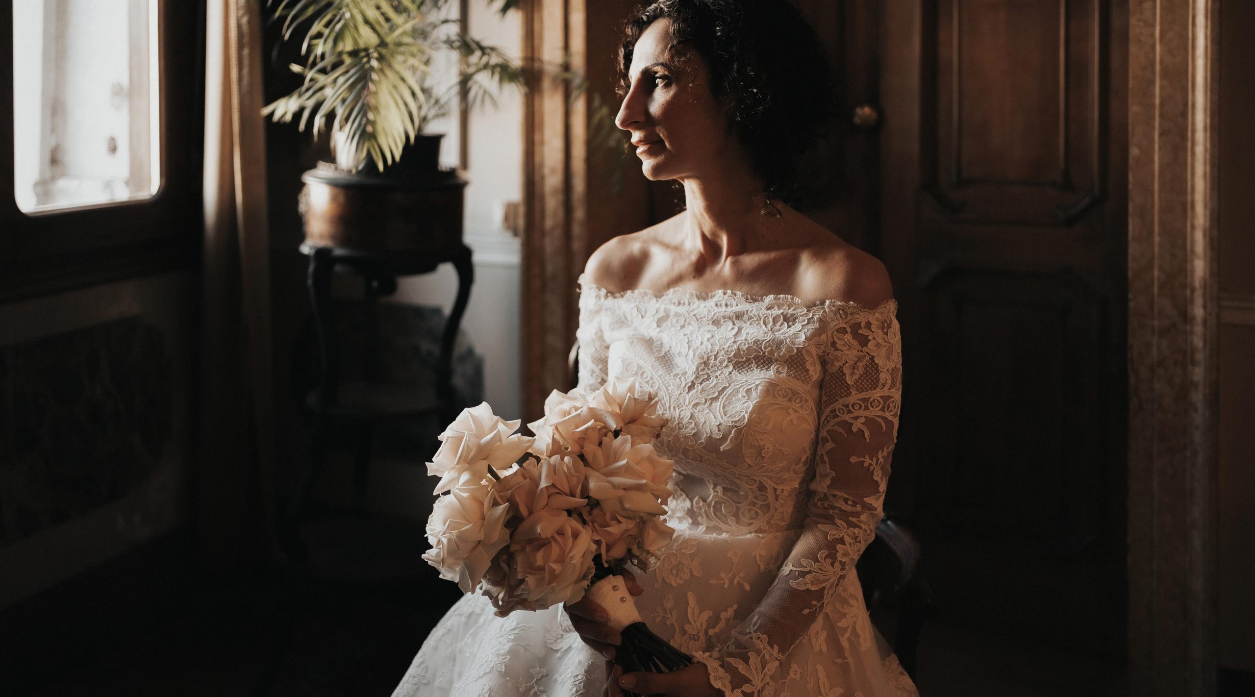 La sposa con il bouquet durante un matrimonio vintage a Venezia