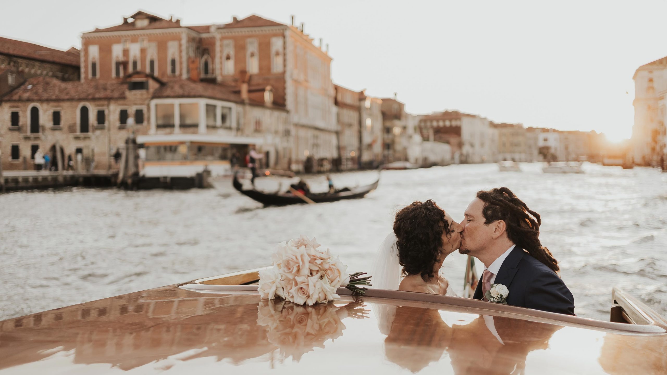 Gli sposi in taxi durante un matrimonio vintage a Venezia