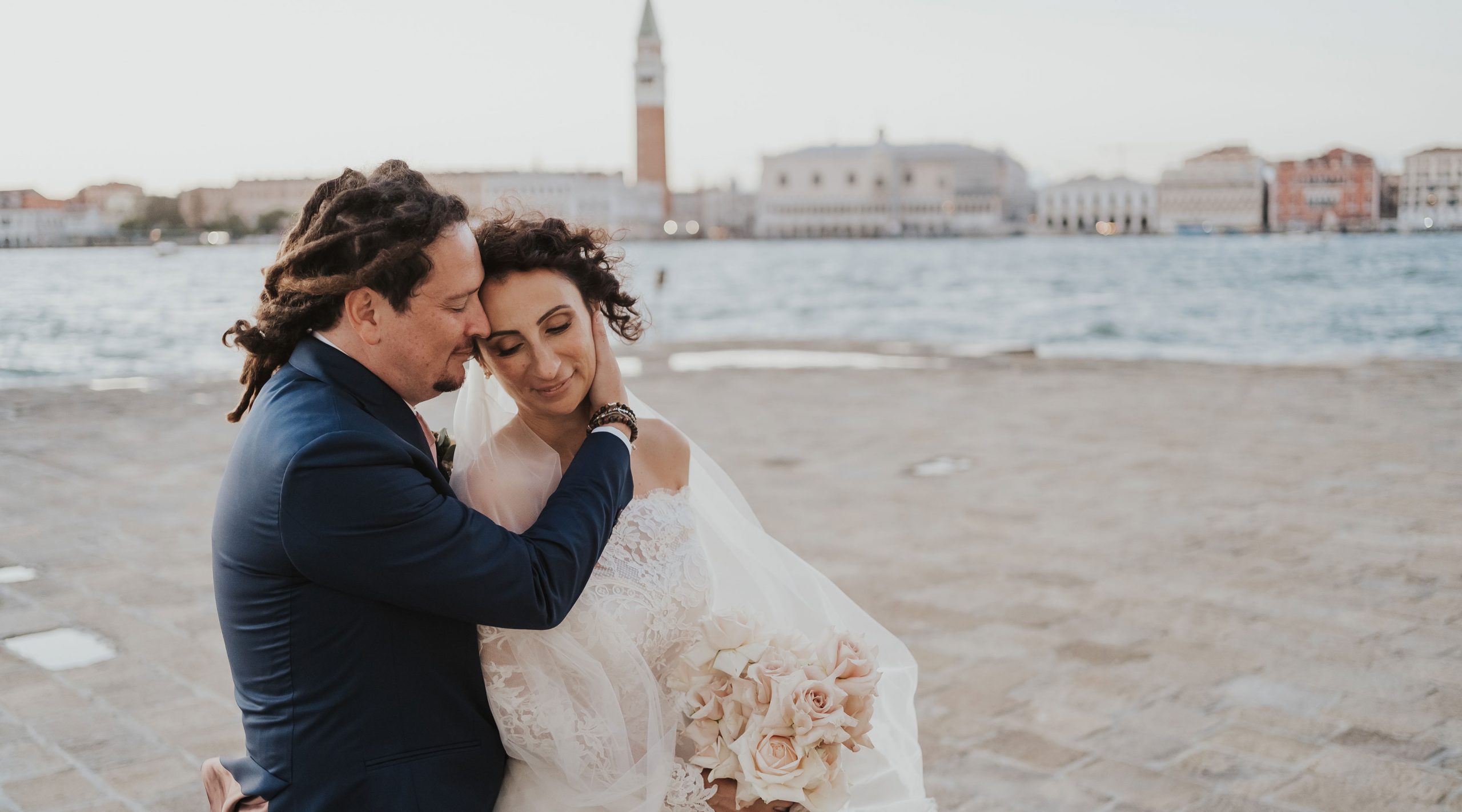 Gli sposi durante un matrimonio vintage a Venezia
