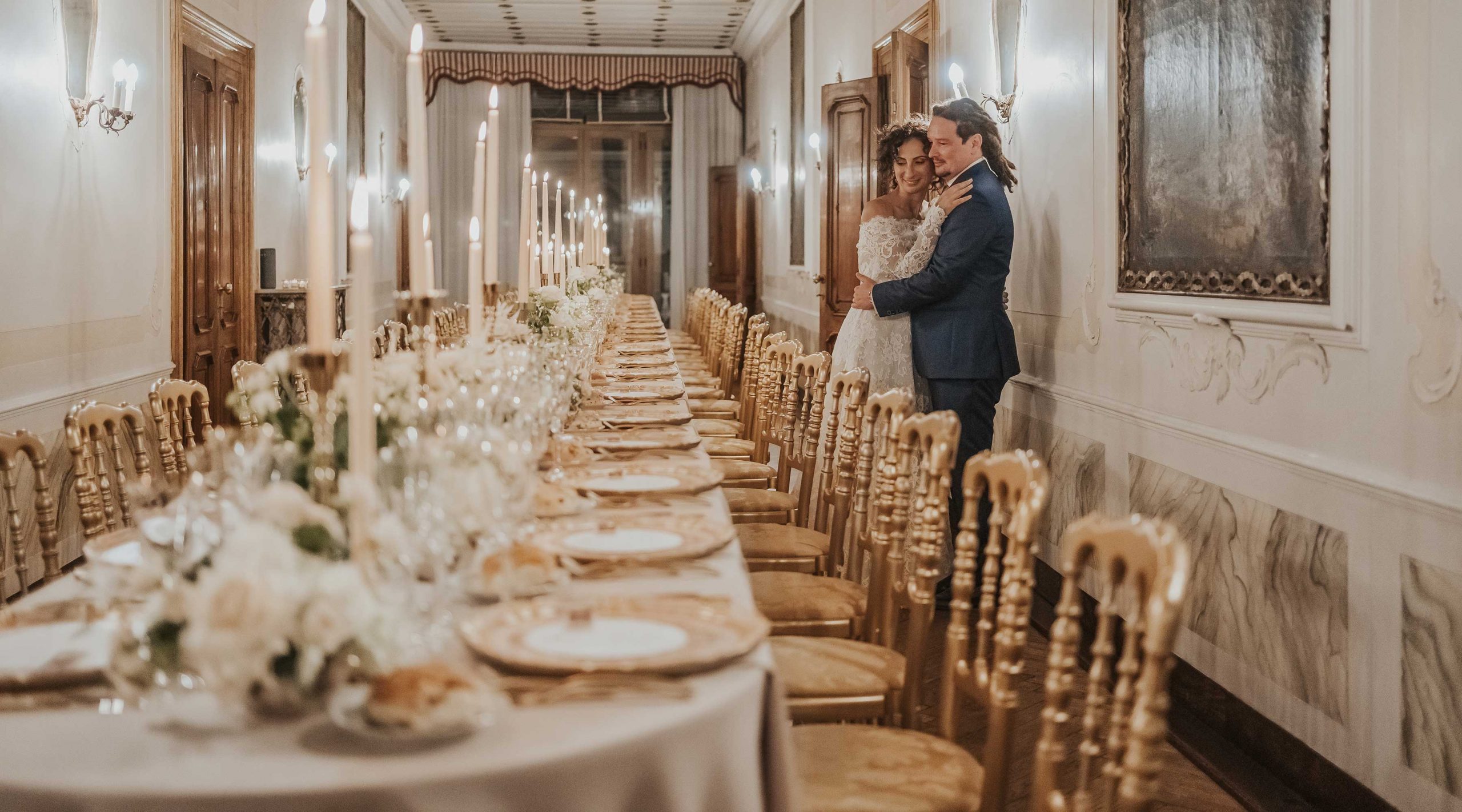 Gli sposi e la mise en place di un matrimonio vintage a Venezia