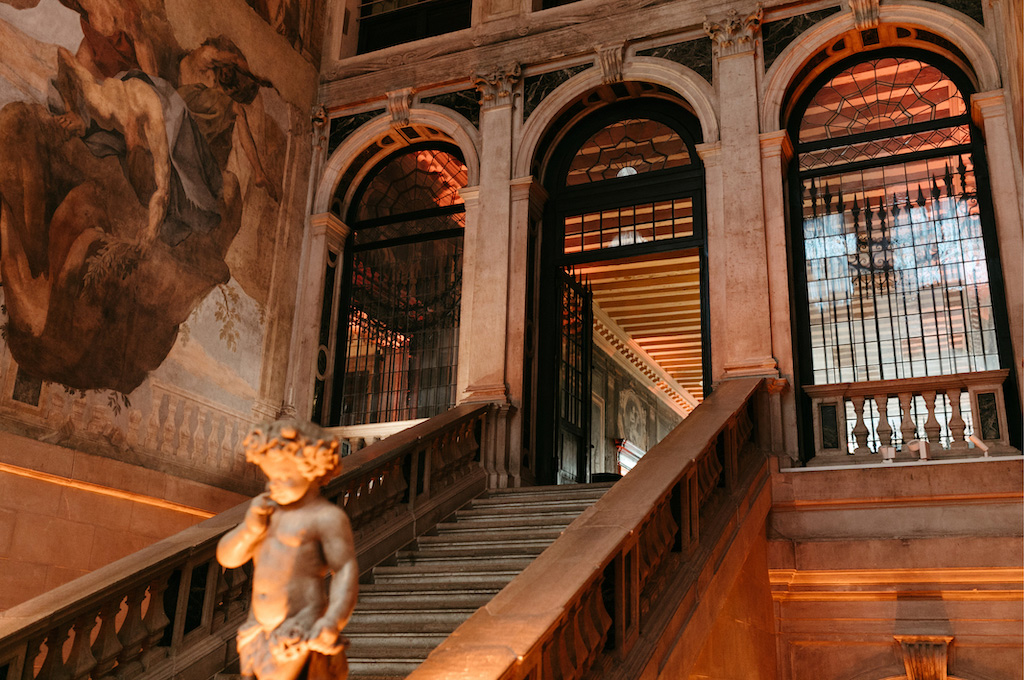 Events Venice: the staircase of an exclusive venue recommended by Hecate Events