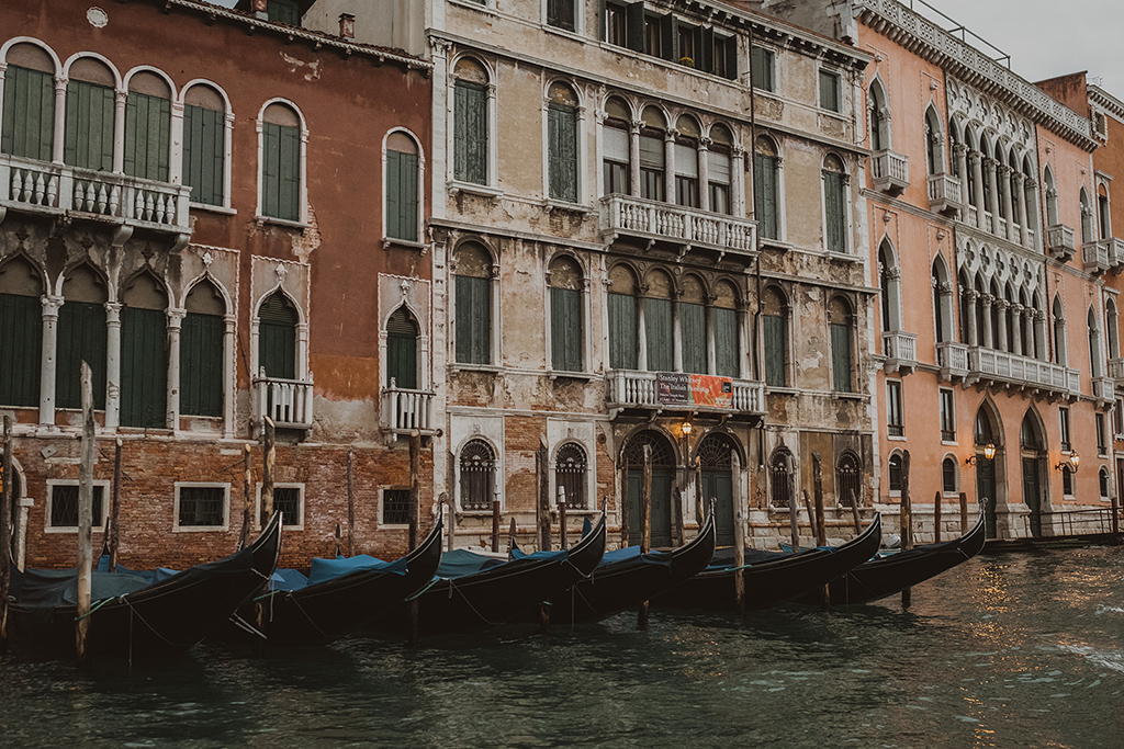 Perché assumere wedding planner a Venezia: vista sulla città con gondole