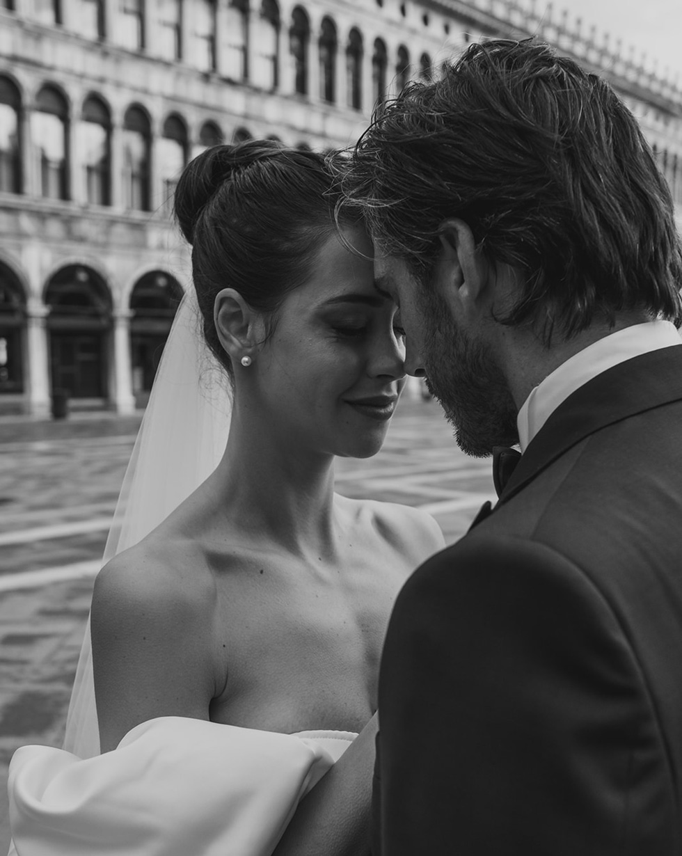 Un bacio tra due sposi durante un matrimonio in Piazza San Marco con Hecate Events